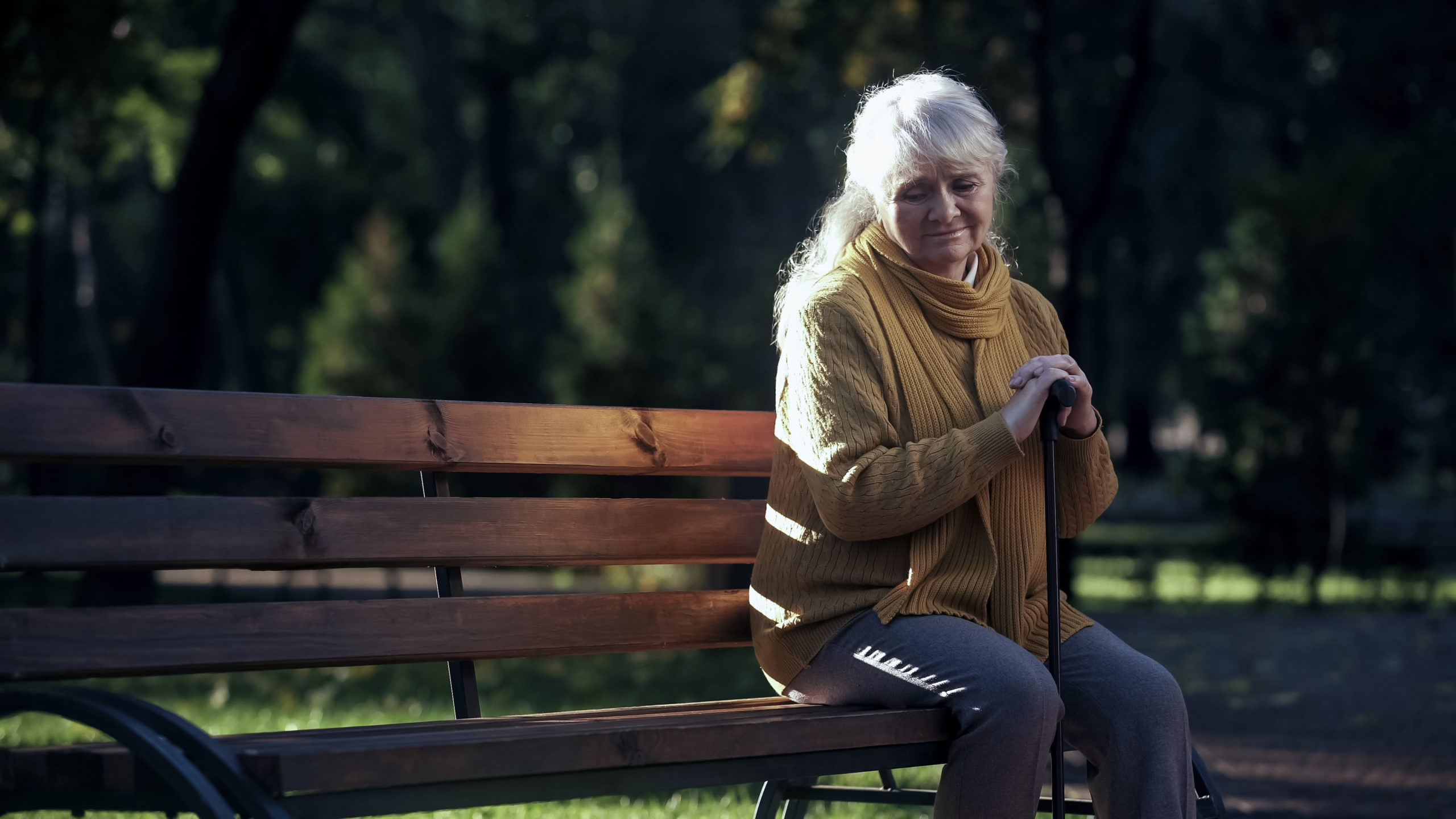 Нашлась пожилая женщина. Пожилая женщина на скамейке в парке. Одинокая пожилая женщина. Старушка на скамейке. Одинокаяпожила женщина.